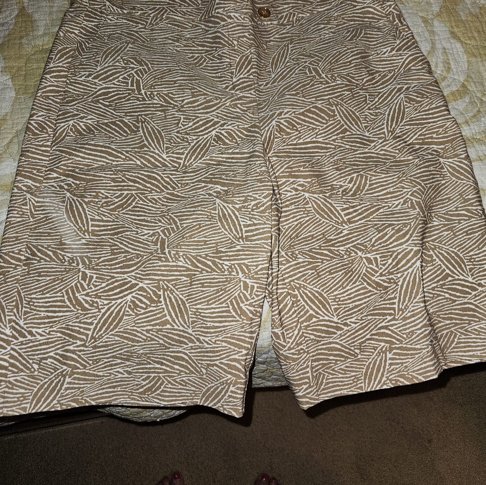 Jones New York Leaf Print Bermudas - Brown and White